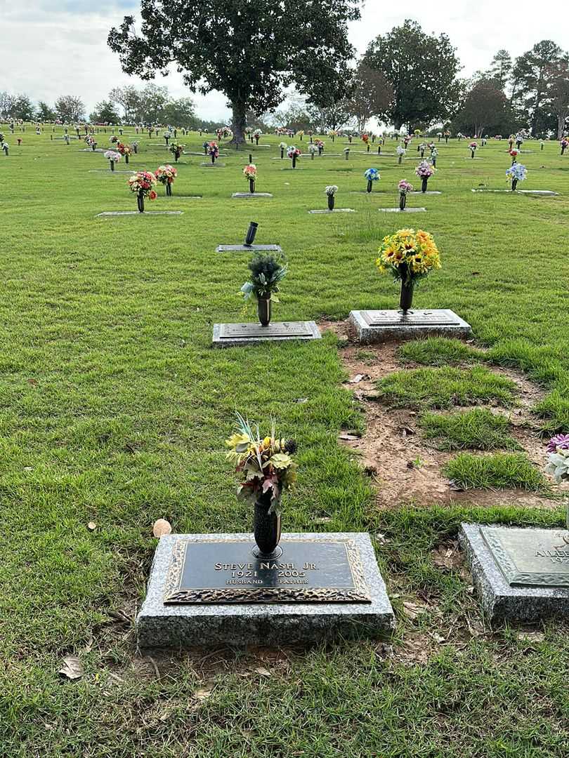Steve E. Nash Junior's grave. Photo 2