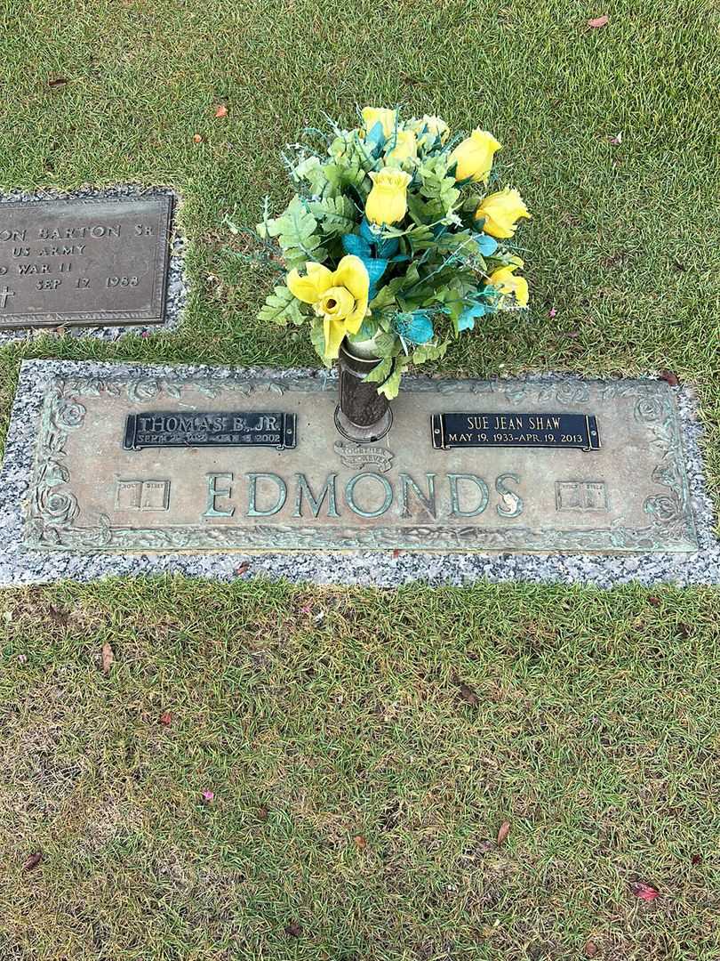 Thomas B. Edmonds Junior's grave. Photo 1