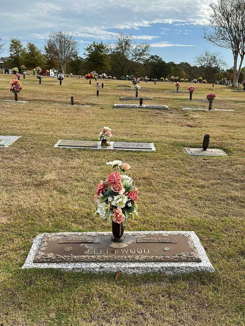 Robert L. Fleetwood's grave. Photo 2