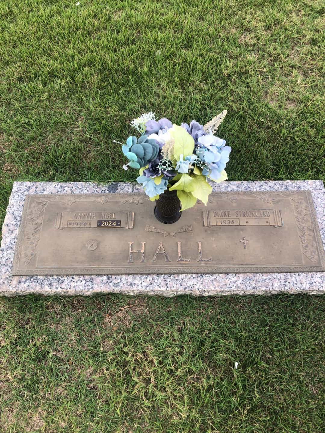 Garvin Noel Hall's grave. Photo 1