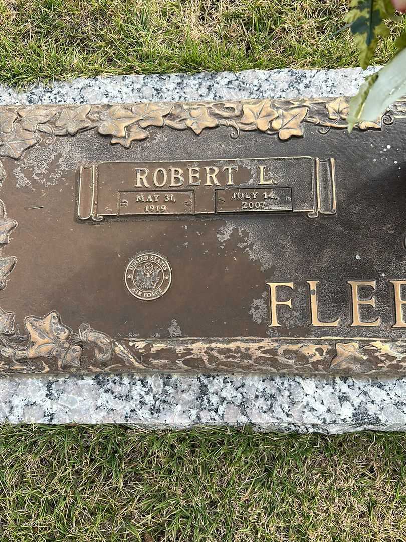 Robert L. Fleetwood's grave. Photo 3