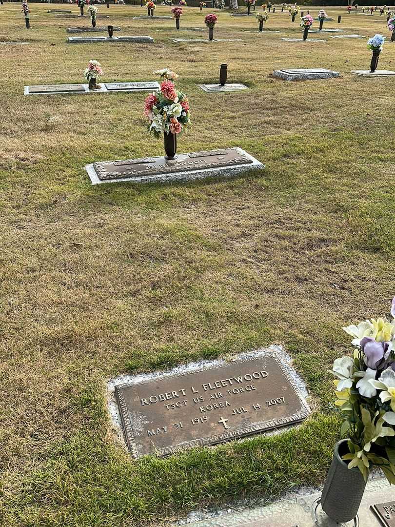 Robert L. Fleetwood's grave. Photo 4