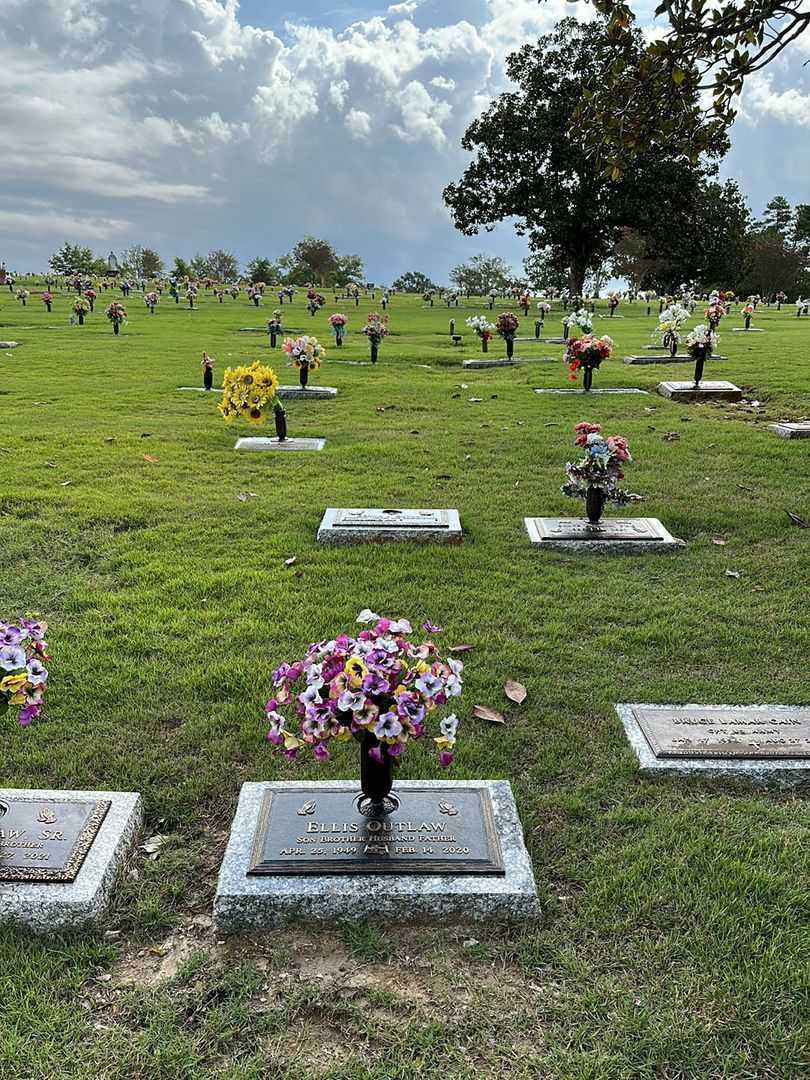 Ellis Outlaw's grave. Photo 2