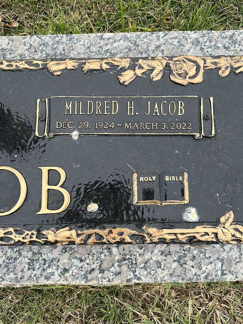 Mildred Hammack Jacob's grave. Photo 4