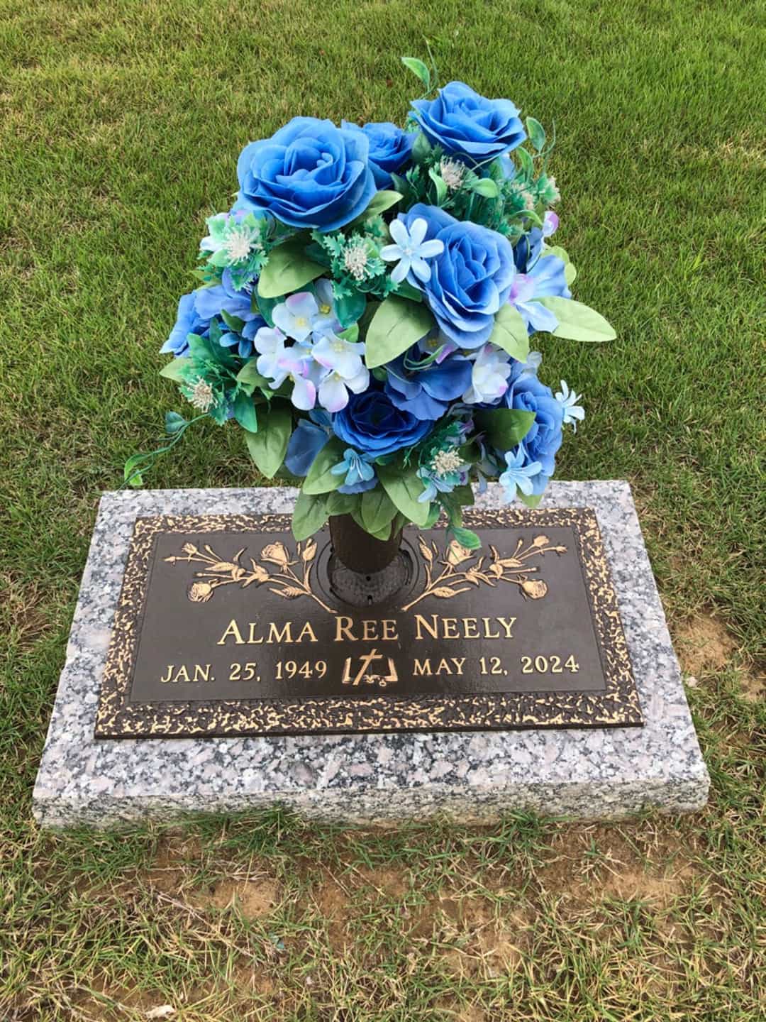Alma Neely's grave. Photo 1
