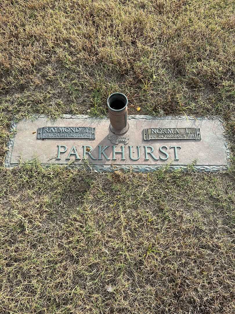 Raymond T. Parkhurst's grave. Photo 1