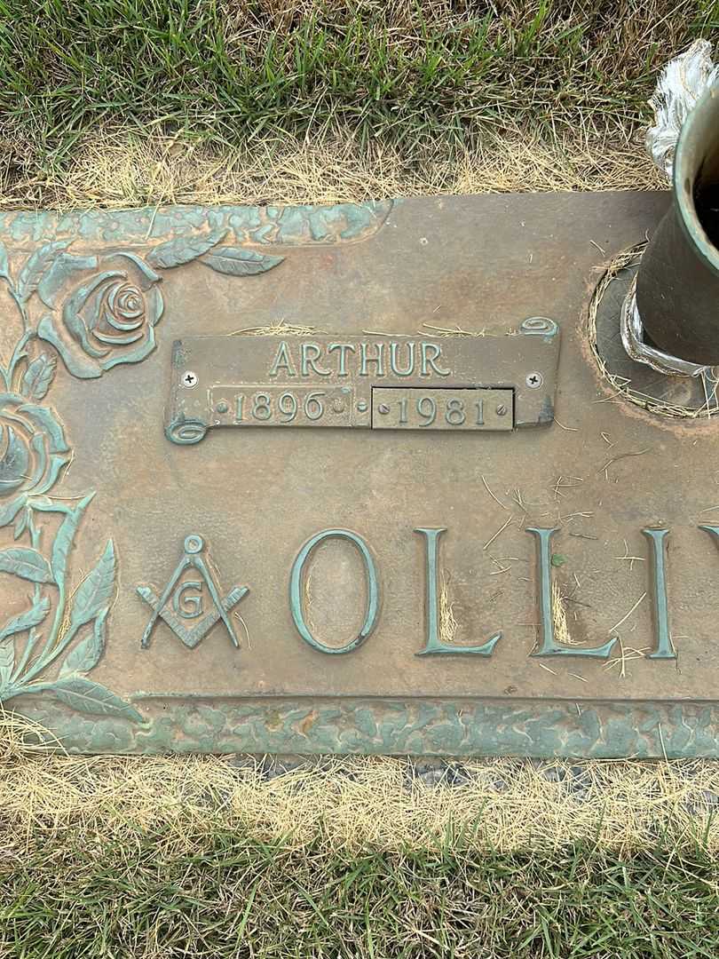 Arthur Ollivier's grave. Photo 3