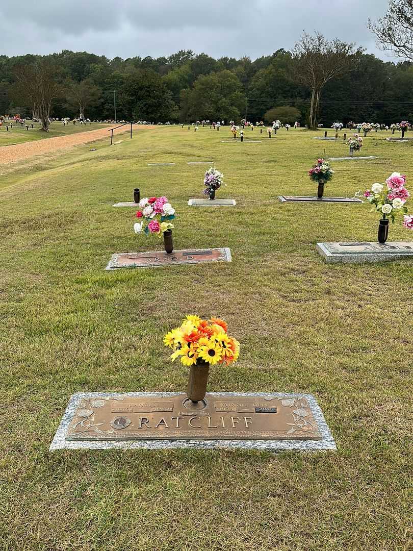 Lantis Ratcliff's grave. Photo 2
