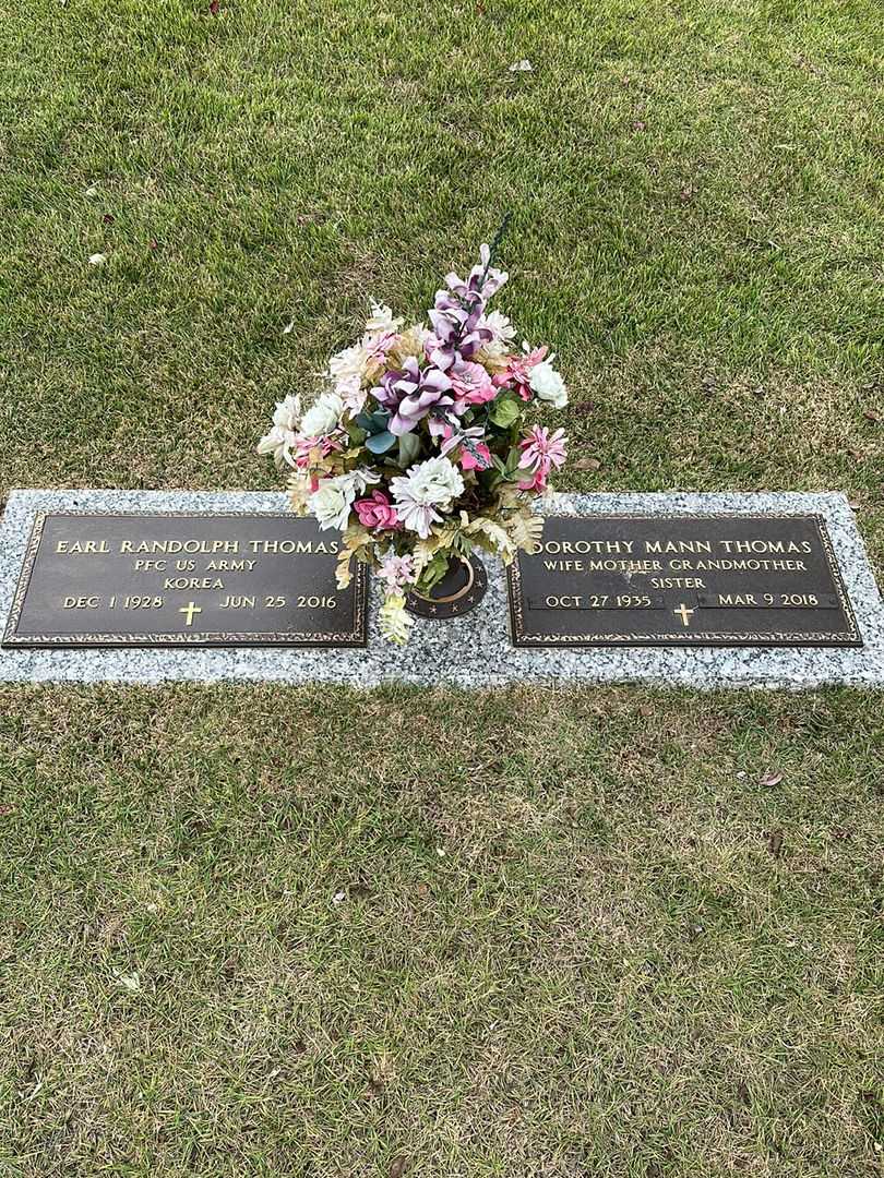Dorothy "Dot" Mann Thomas's grave. Photo 1