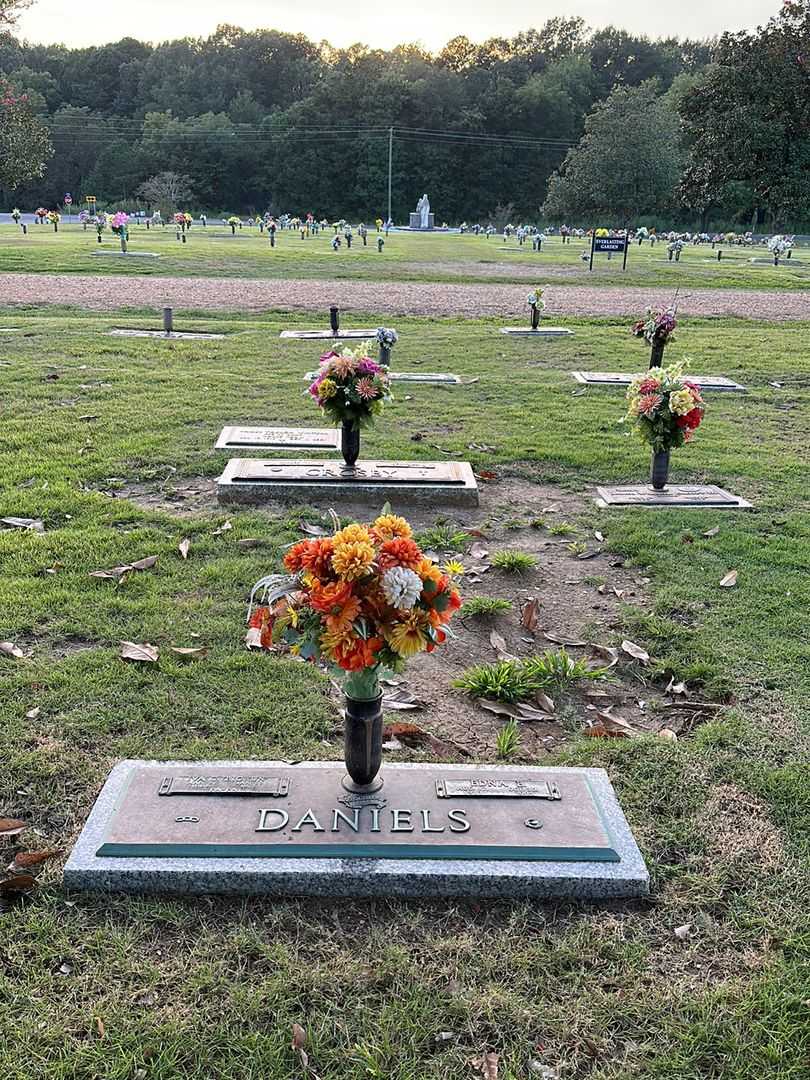 Edna E. Daniels's grave. Photo 2