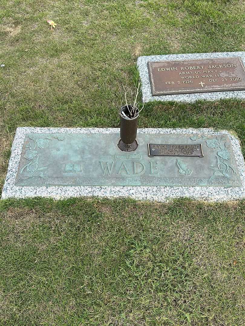 Clyde Frederick Wade's grave. Photo 1