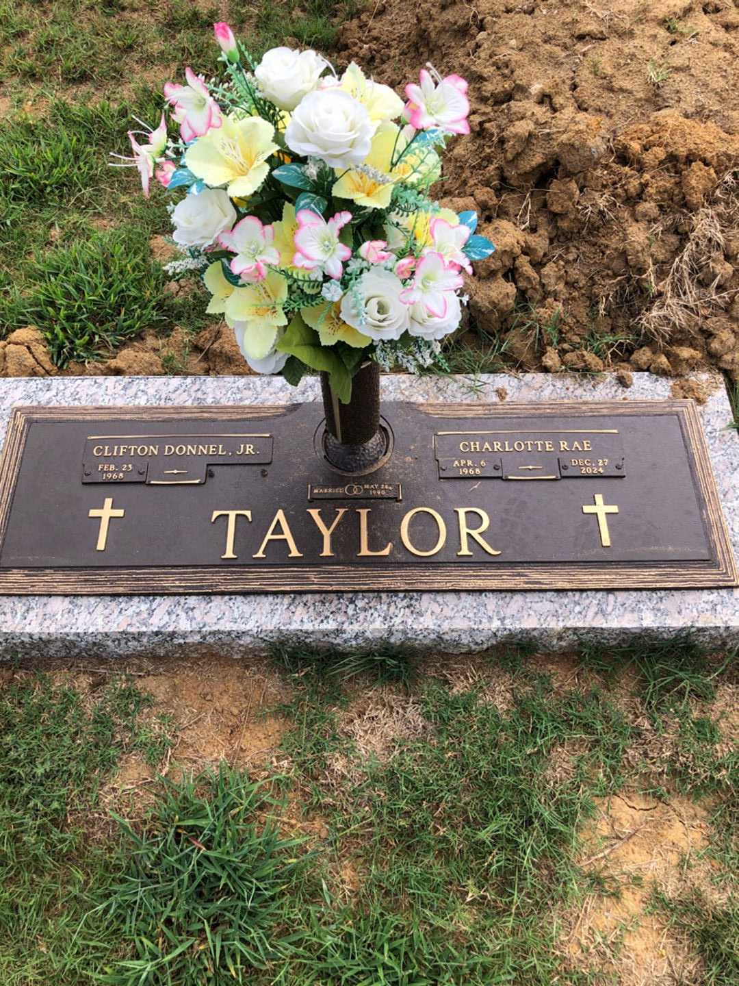 Charlotte Rae Taylor's grave. Photo 2