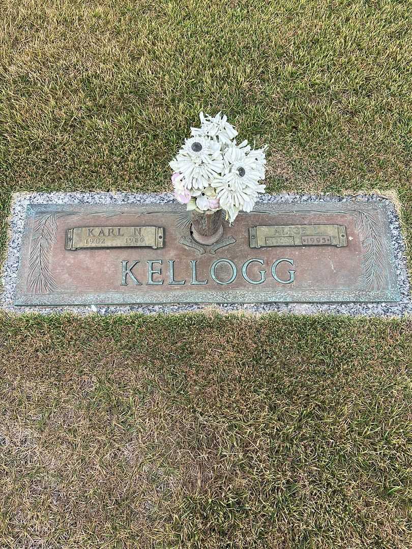 Alice L. Kellogg's grave. Photo 1