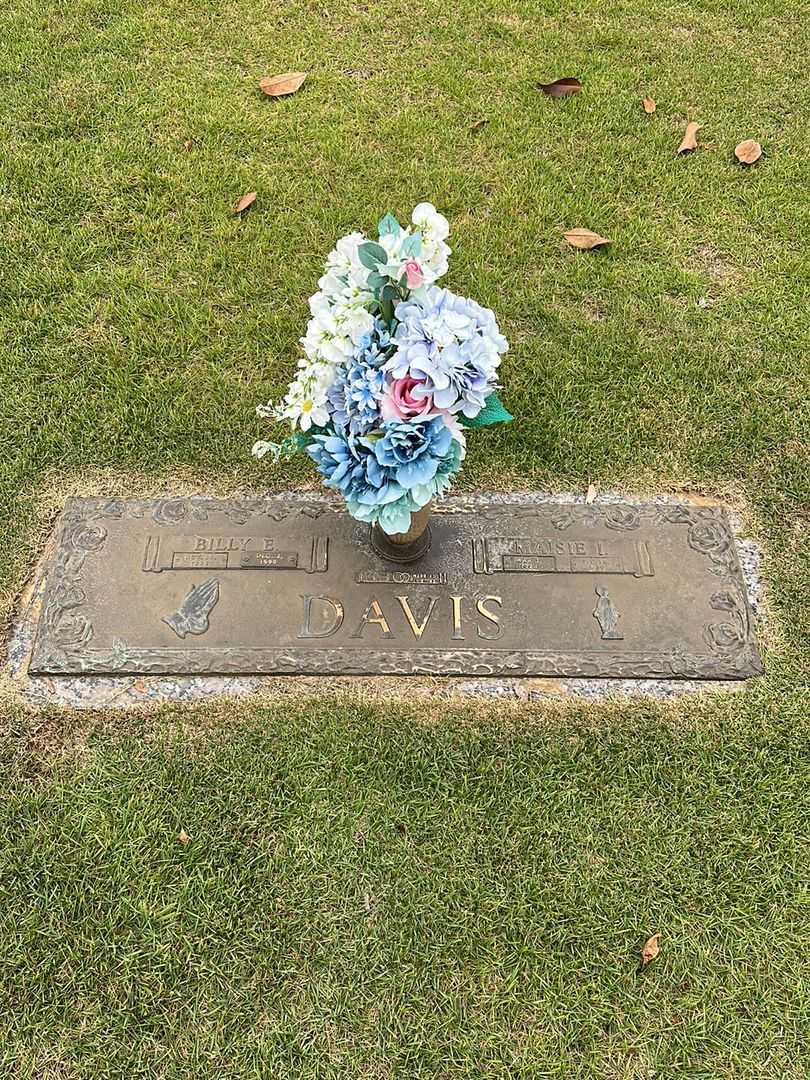 Billy E. Davis's grave. Photo 1