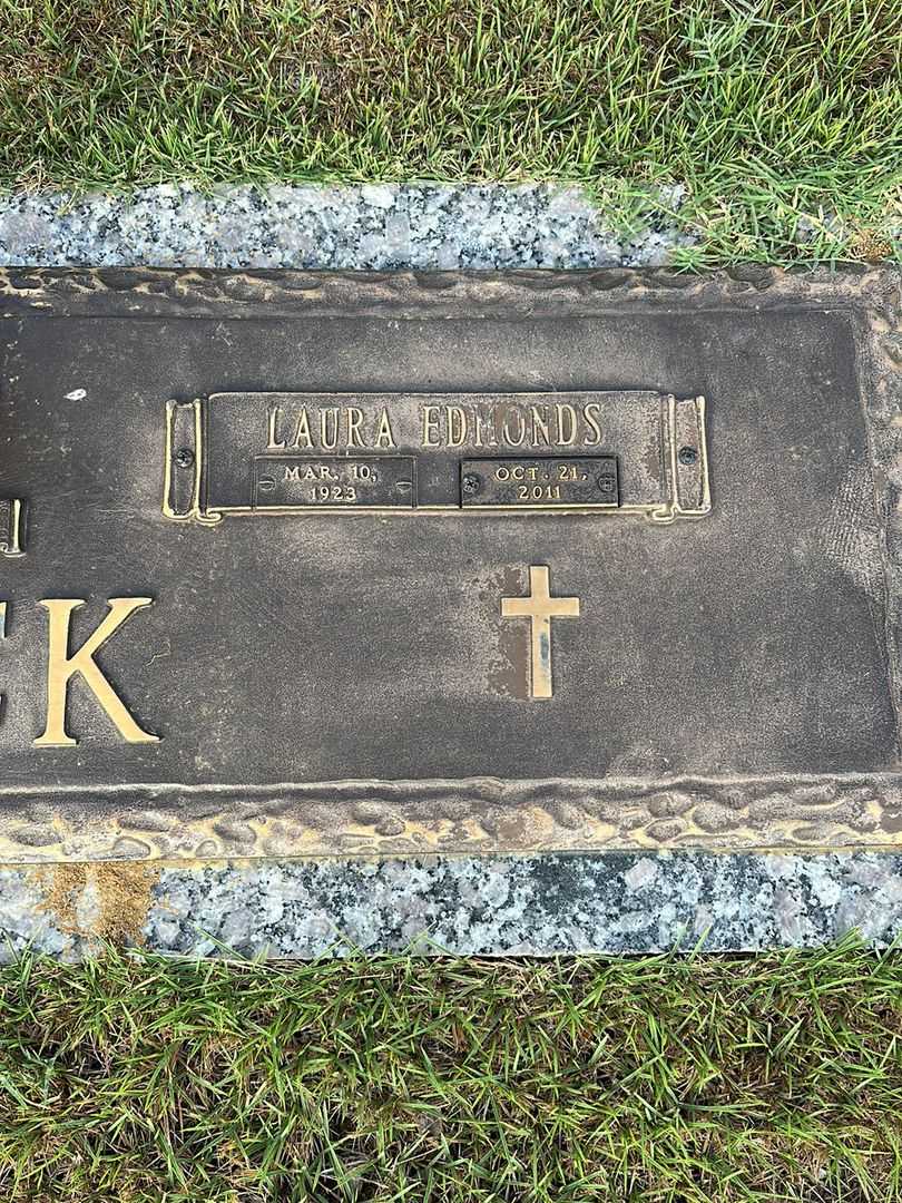 Laura Edmonds Bock's grave. Photo 3