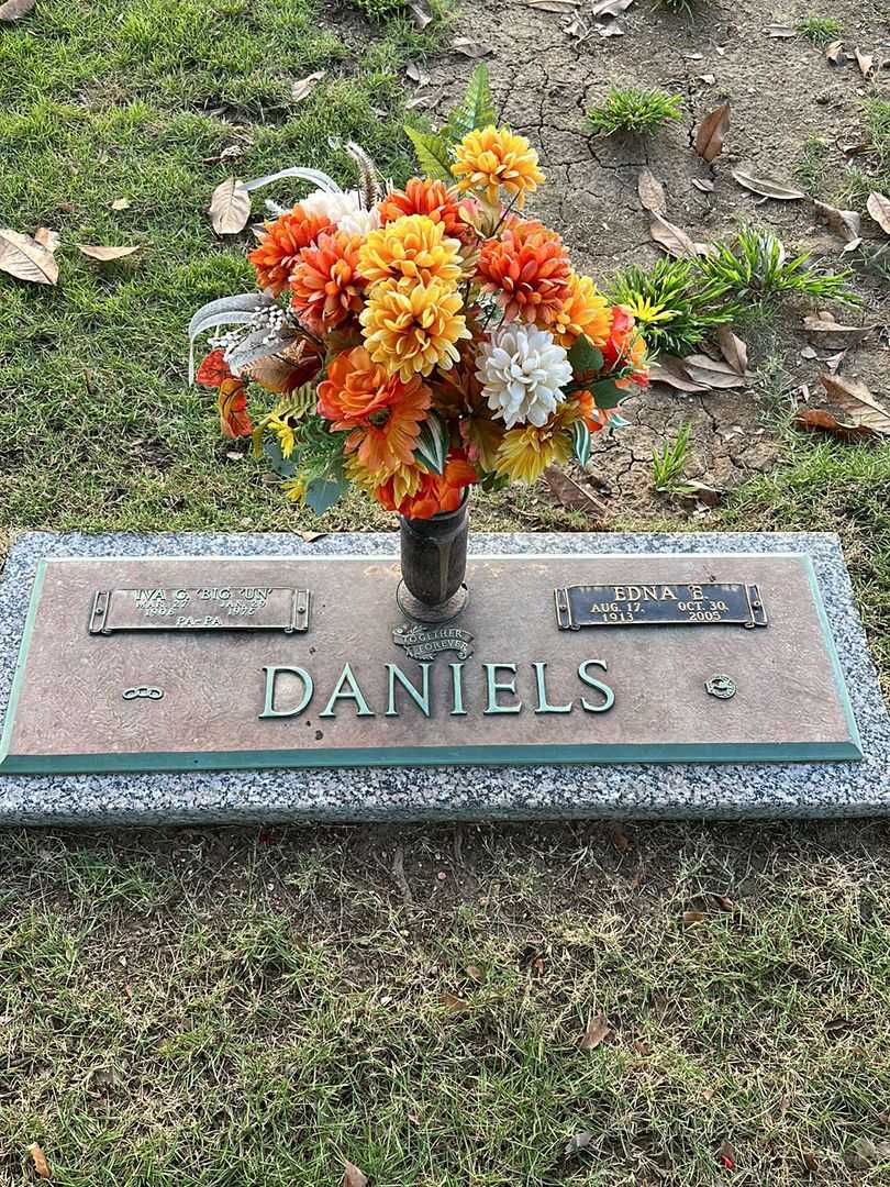 Edna E. Daniels's grave. Photo 1