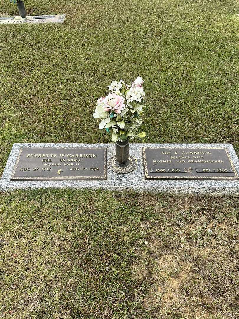 Everette W. Garrison's grave. Photo 1