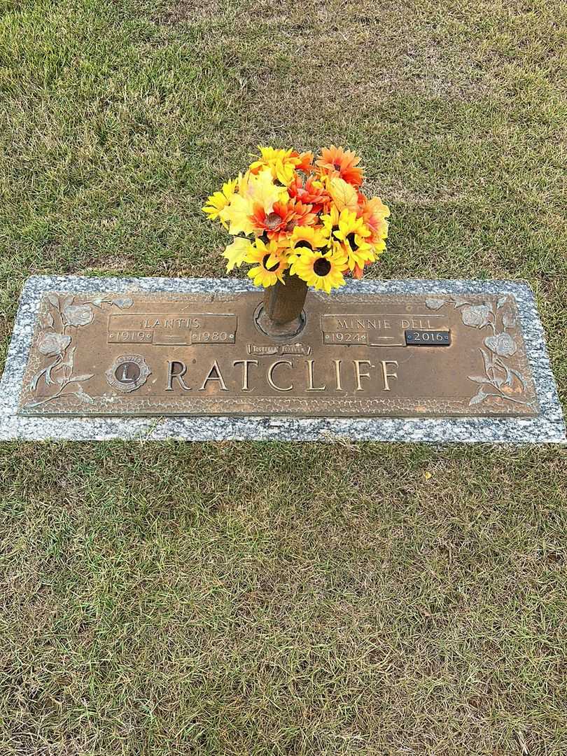 Lantis Ratcliff's grave. Photo 1