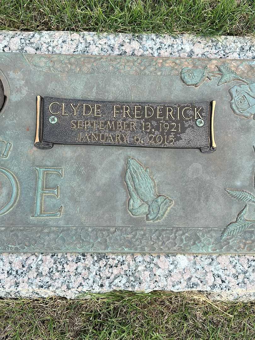 Clyde Frederick Wade's grave. Photo 3