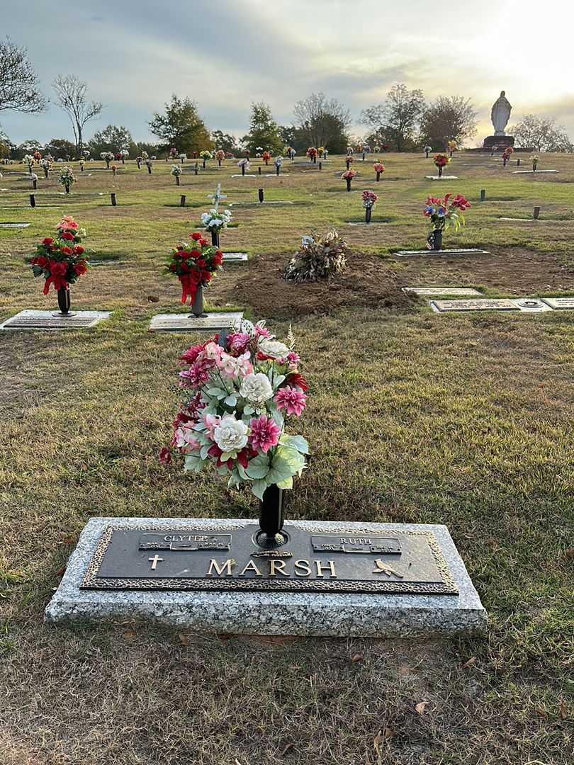 Ruth Mattie Marsh's grave. Photo 2