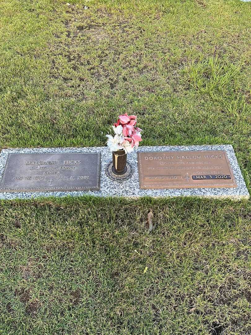Dorothy Hallum Hicks's grave. Photo 1