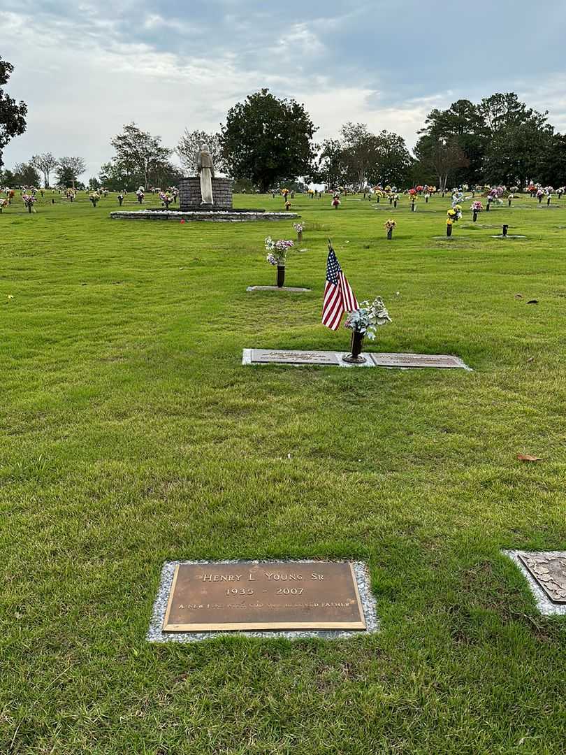 Henry L. Young Senior's grave. Photo 2
